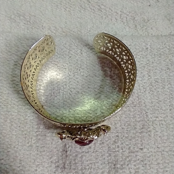 Goldtone filigree red ♥️ crystal 🔮 cuff bracelet - Picture 4 of 5